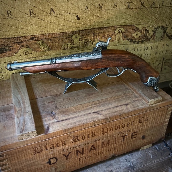 Pirate Flintlock and flask decorative set - Picture 5 of 14